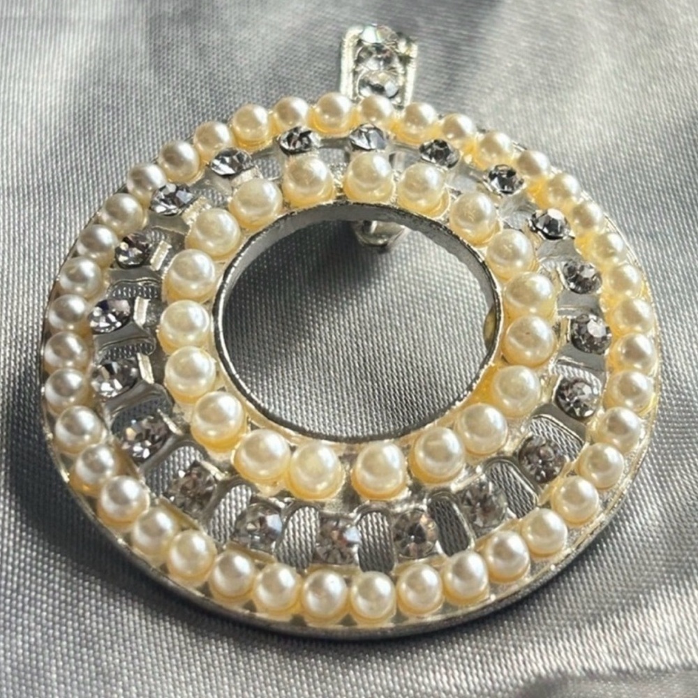 Vintage Silver Tone Faux Pearl & Rhinestone Halo Pendant Estate Finds - Picture 4 of 7
